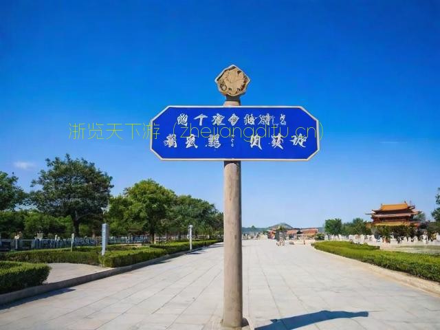 揭秘旅游景点神秘蓝色标语，一图解密背后的故事与意义